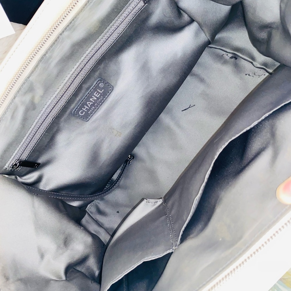 Pre loved Authentic Chanel tote - Picture 9 of 16